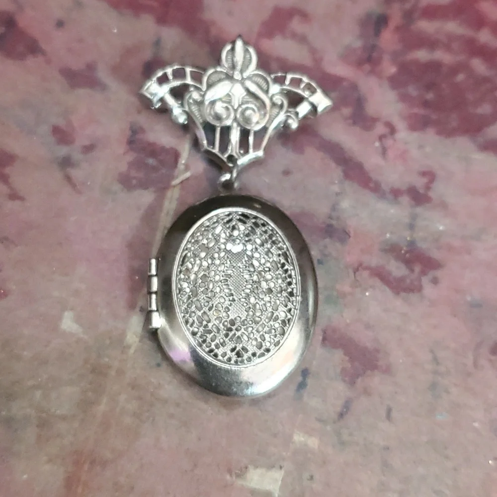 Locket brooch. Silver Tone. DX566